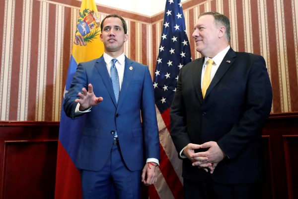 El jefe de la Asamblea Nacional de Venezuela Juan Guaidó (i) y el secretario de Estado de Estados Unidos, Mike Pompeo (d), ofrecen una conferencia de prensa este lunes en la III Conferencia Ministerial Hemisférica de Lucha contra el Terrorismo. FOTO/EFE 