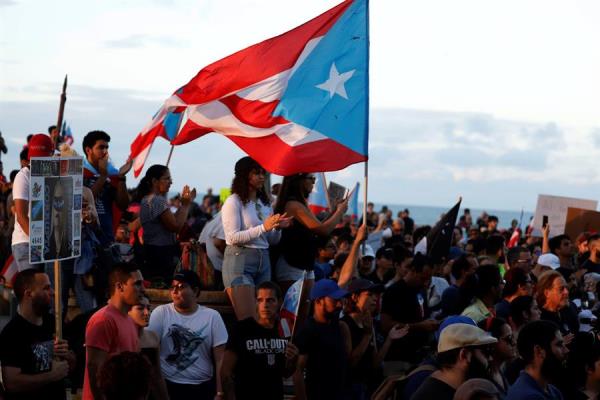 Cientos de manifestantes fueron registrados este lunes al protestar frente al Capitolio de Puerto Rico, para exigir la dimisión de la gobernadora de la isla, Wanda Vázquez, por su gestión antes la crisis que han dejado los terremotos y por la mala distribución de los suministros para los damnificados. FOTO/EFE