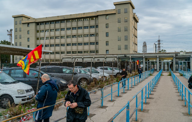 Si cerrara la acerera ArcelorMittal, en Taranto, Italia, más de 10 mil 500 obreros podrían perder sus empleos. Foto / Alfredo Chiarappa para The New York Times.
