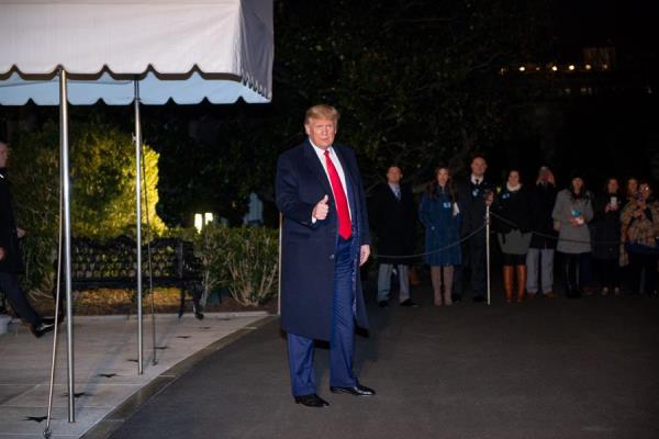 Con el presidente Donald Trump de viaje hacia una conferencia de líderes mundiales en Davos, Suiza, la Casa Blanca dio su beneplácito a la propuesta republicana para el juicio. FOTO/EFE