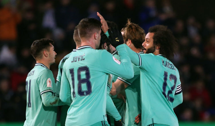 Los jugadores del Real Madrid celebran el tanto de Brahim Díaz. Foto EFE