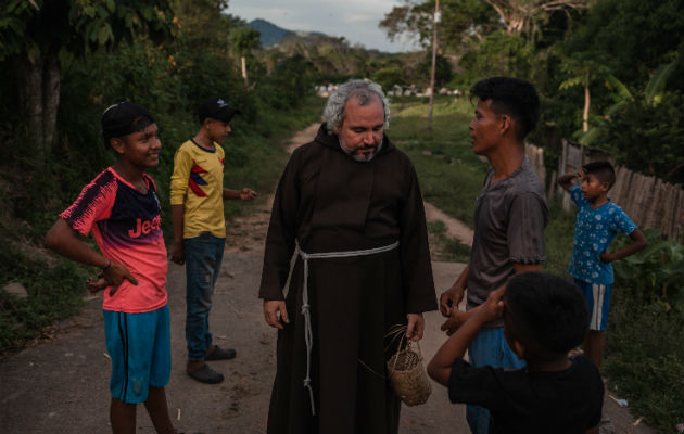 El padre Sandoval ha llevado educación y cuidados médicos a un área descuidada por el Gobierno venezolano. Foto / Adriana Loureiro Fernandez para The New York Times.