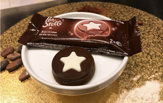 Barilla lanzó la galleta Pan di Stelle Biscocrema en un bar de azotea en Milán decorado con luces en forma de estrella. Foto / Francesca Landini/Reuters.