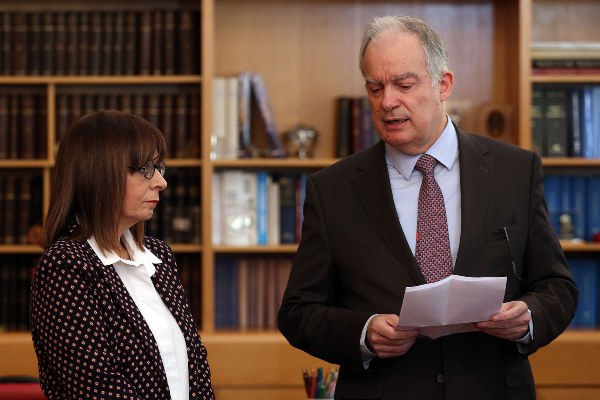 El Presidente del Parlamento griego, Konstantinos Tasoulas (R) anuncia a Ekaterini  Sakellaropoulou (L), Presidenta del Consejo de Estado, el resultado de una votación en el Parlamento para la elección del nuevo Presidente de la República Griega. FOTO/AP