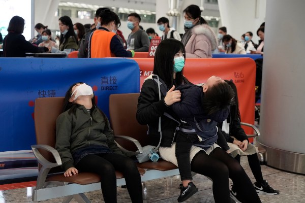 Los pasajeros usan máscaras para evitar un brote de un nuevo coronavirus en la estación de tren de alta velocidad, en Hong Kong. FOTO/AP