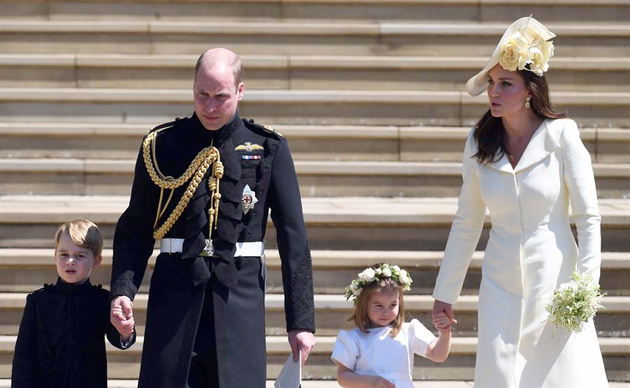 El príncipe Guillermo y Kate Middleton  junto a sus hijos, el príncipe George y la princesa Charlotte. Foto: EFE