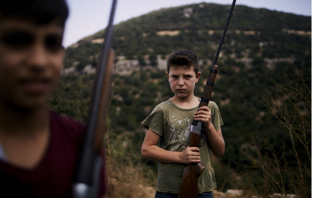 En Líbano, donde cazar inicia a temprana edad, matan a millones de aves ilegalmente. Foto / Diego Ibarra Sanchez para The New York Times.