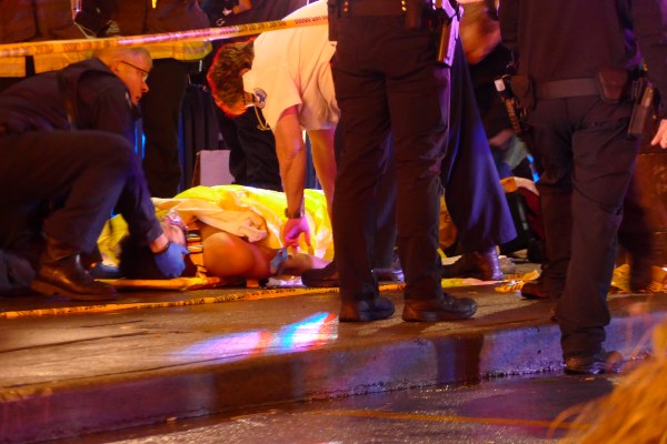 La policía y los bomberos ayudan a una de las personas heridas. FOTO/AP