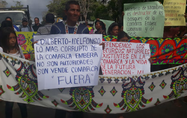 Los manifestantes portaban pancartas que decían 