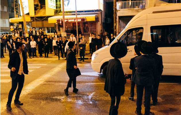 Tel Aviv y tres ciudades más han empezado a ofrecer minibuses sin costo que operan en el Shabat. Foto / Jonas Opperskalski para The New York Times.