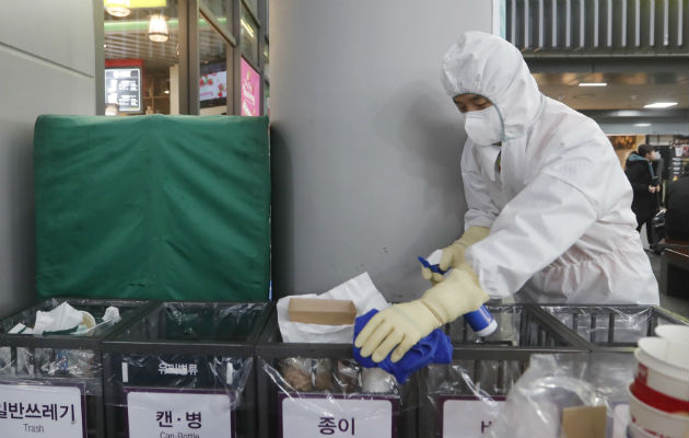 En Wuhan, la gente compra mascarillas, gafas protectoras y batas para protegerse. Foto: AP. 