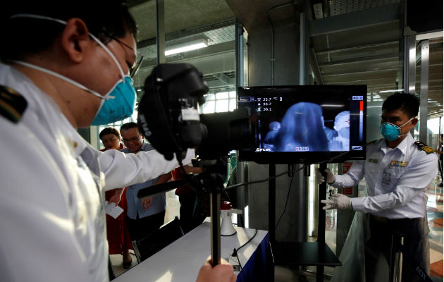 En Tailandia instalan un escáner termal para verificar temperatura a viajeros. Foto: EFE.