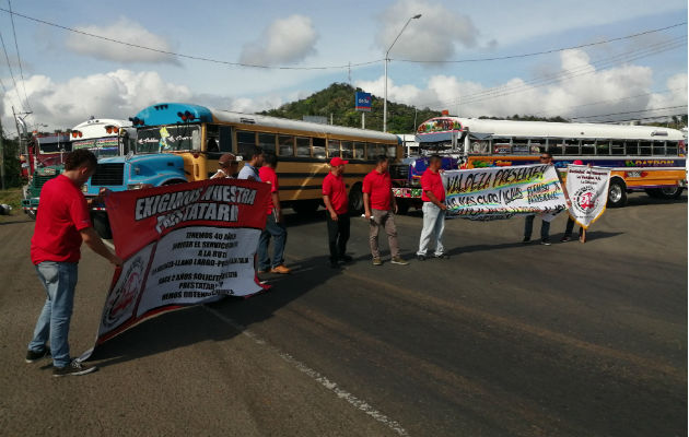 Transportistas de pasajeros de la ruta hacia La Valdeza bloquearon ayer la carretera. Foto: Eric A. Montenegro.