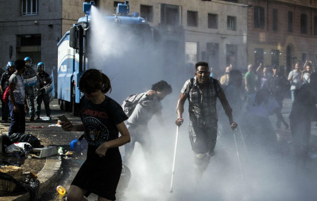 Se aprueba el 80 % de las solicitudes de asilo de eritreos en Europa. Dispersando a migrantes en Roma. Foto / Angelo Carconi/European Pressphoto Agency.