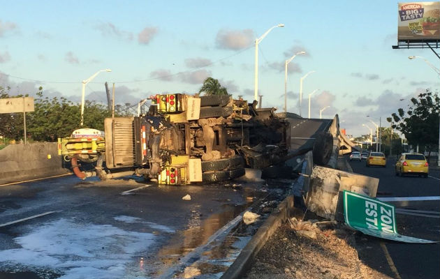 Del impacto, el vehículo pesado quedó volteado. Foto: Diómedes Sánchez S. 