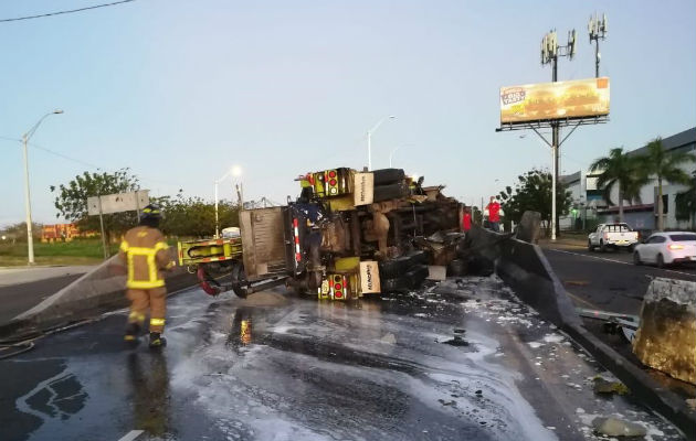 Del impacto, el vehículo pesado quedó volteado. Foto: Diómedes Sánchez S. 