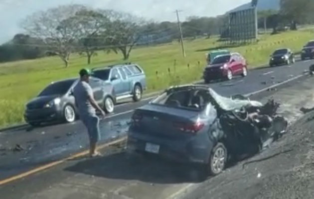 Las víctimas viajaban en un auto sedán color azul en dirección al interior del país. Foto: Eric A. Montenegro.