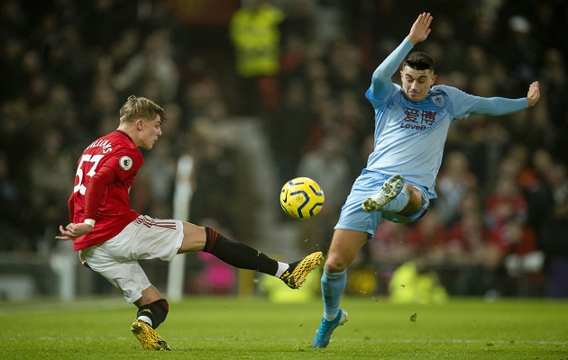 Brandon Williams del Manchester (izq.) y  Jack Cork. Foto:AP