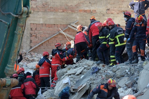 Los equipos de salvamento trabajan desde el mismo momento del sismo, a las 17.55 h GMT del viernes, para sacar a personas atrapadas entre los escombros y ya han rescatado a 45 personas.