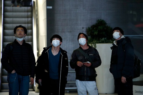  Los pasajeros usan máscaras faciales cuando llegan al aeropuerto de Roissy, en las afueras de París, Francia. FOTO/AP