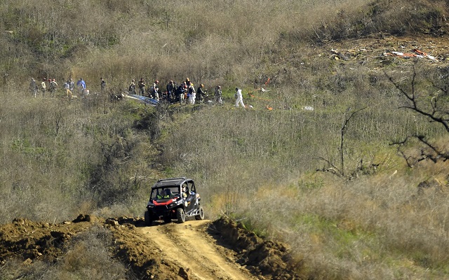 Investigadores recopilan datos en el lugar del accidente de Kobe Bryant. Foto:AP