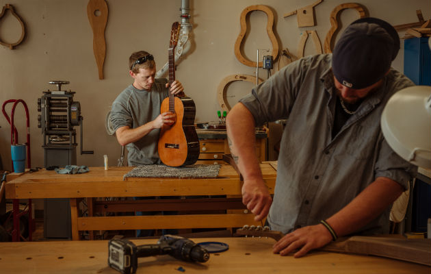 En Hindman se hacen instrumentos de cuerda con madera dura de los Apalaches. Foto / Mike Belleme para The New York Times.