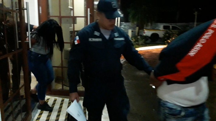 La pareja de presuntos extorsionadores fueron identificados como Wendy Castillo de 39 años y Sergio Montenegro de 24 años. Foto: Policía Nacional. Foto/Mayra Madrid