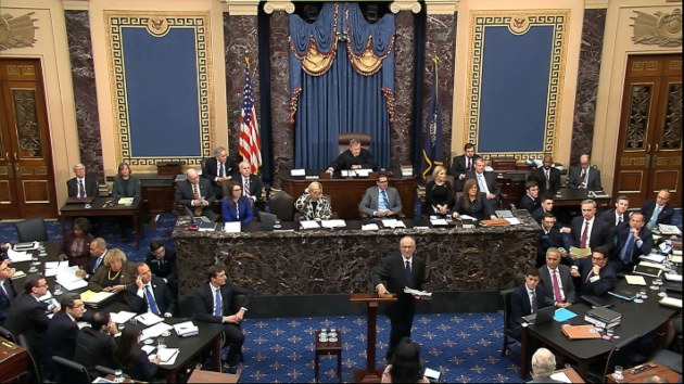 Alan Dershowitz, abogado del presidente Donald Trump, sale del podio después de hablar durante el juicio político contra Trump en el Senado en el Capitolio de los Estados Unidos en Washington. FOTO/AP