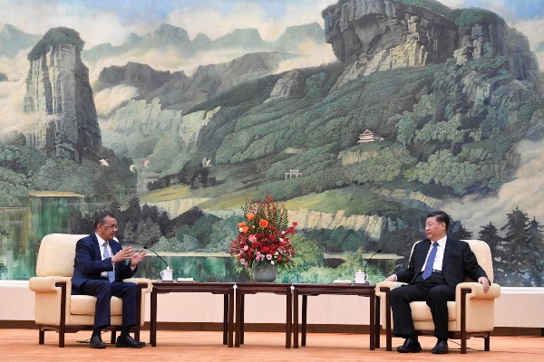 El director general de la Organización Mundial de la Salud (OMS), Tedros Adhanom Ghebreyesus, se reunió hoy en Pekín con el presidente chino, Xi Jinping, para estudiar la protección de los ciudadanos de ése y otros países en las zonas afectadas por el coronavirus. FOTO/AP