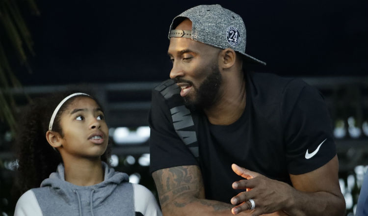Kobe Bryant junto a su hija Gigi. Foto AP