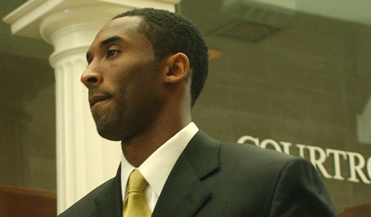 Foto del 2004, Kobe Bryant sale de una corte de justicia en Colorado. Foto EFE