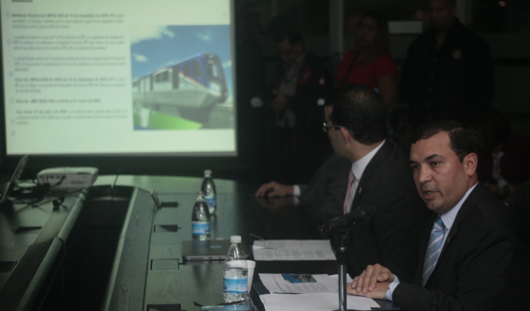 El recién estrenado director del metro, Héctor Ortega, explicó a los diputados de la Comisión de Infraestructura de la Asamblea, cómo se encuentra el proyecto.  Foto de Víctor Arosemena