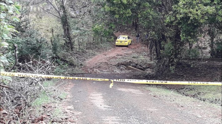 El vehículo con el cuerpo se encontraba en medio de un camino de tierra rodeado de vegetación y alejado de la comunidad. Foto/Mayra Madrid