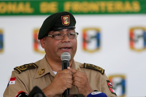 El comisionado del Servicio Nacional de Fronteras de Panamá (Senafront), Rolando Briz, informa sobre la detención de los ciudadanos suramericanos. FOTO/EFE