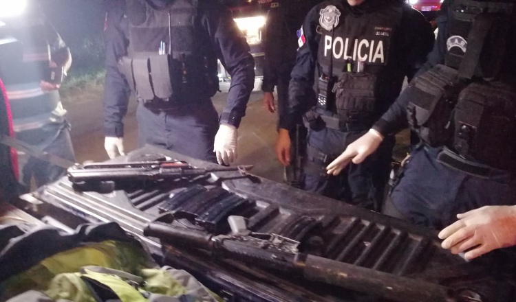 En los operativos en Arraiján se ubicaron un rifle de asalto AK-47 y otro R15 con varios proveedores y municiones, además de una 9mm. Eric A. Montenegro