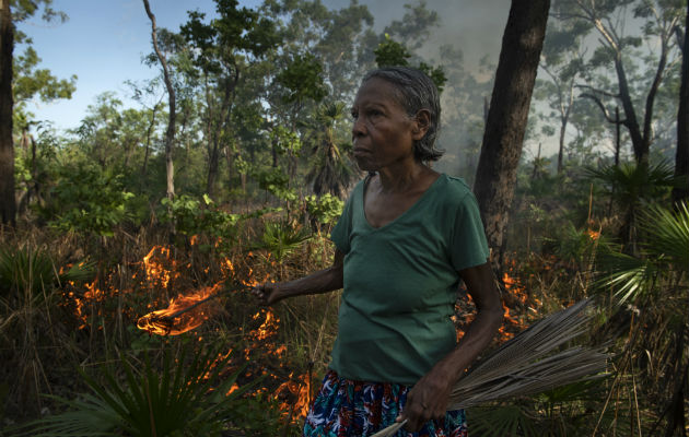 Aborígenes como Violet Lawson crean incendios chicos para evitar grandes. Foto / Matthew Abbott para The New York Times.