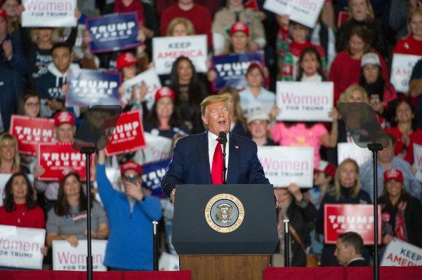 Donald Trump, durante un evento de masas en Nueva Jersey,se comprometió detener a la