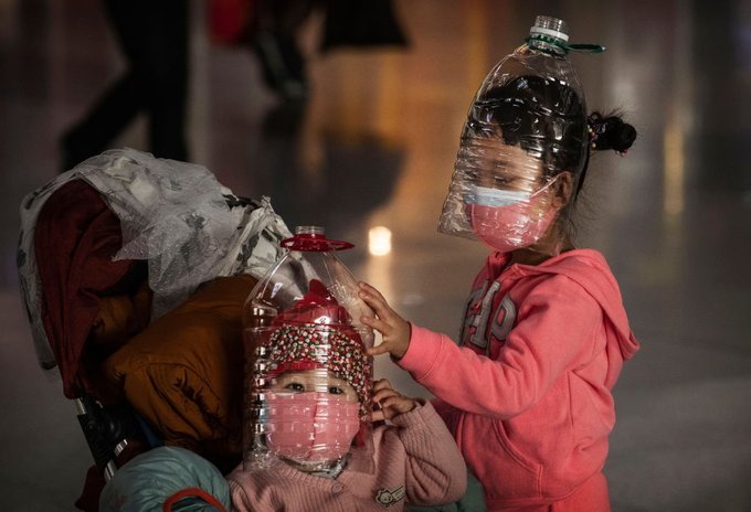 En algunas ciudades chinas se han agotado las mascarillas porque lo muchos han optado por reemplazarlas con botellas plásticas. Foto: CNN.
