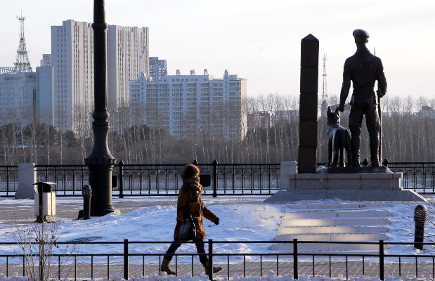 Rusia cierra su frontera oriental, en la que comparte miles de kilómetros con China para evitar la propagación del coronavirus. FOTO/AP