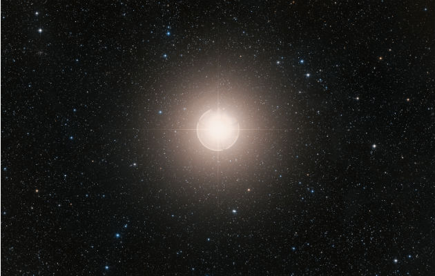 Betelgeuse, por lo menos 10 veces más masiva que el Sol, está en las etapas finales de su evolución. Foto / European Southern Observatory.