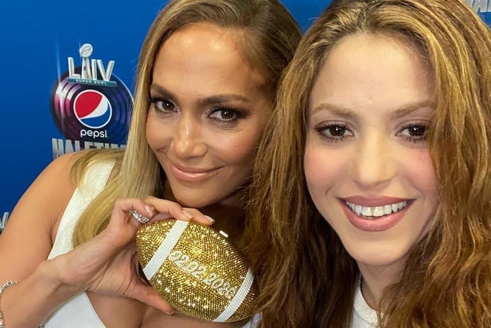 Jennifer Lopez y Shakira en la conferencia. Foto: Instagram