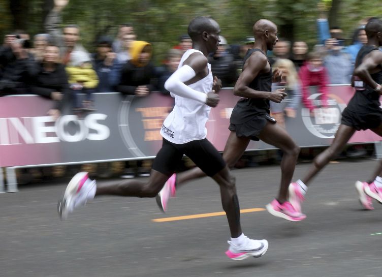 Eliud Kipchoge y la polémica zapatilla Foto AP