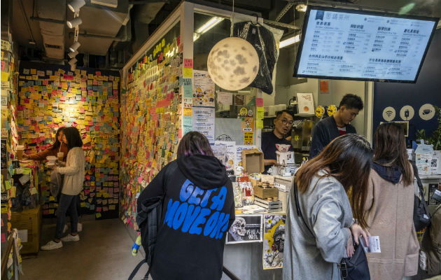 Fred Liu en su tienda de té de burbujas en Hong Kong. Mensajes ofrecen aliento a defensores de la democracia. Foto / Lam Yik Fei para The New York Times.