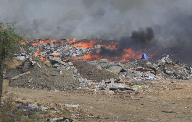 Continúan trabajos en el vertedero, moradores anuncian protestas Siguen trabajos con maquinaria pesada para aplacar el incendio que inició el miércoles. Foto: Thays Domínguez.