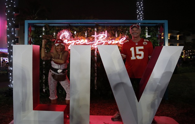 Fanáticos de los Chiefs apoyan a su equipo en Miami. Foto:AP