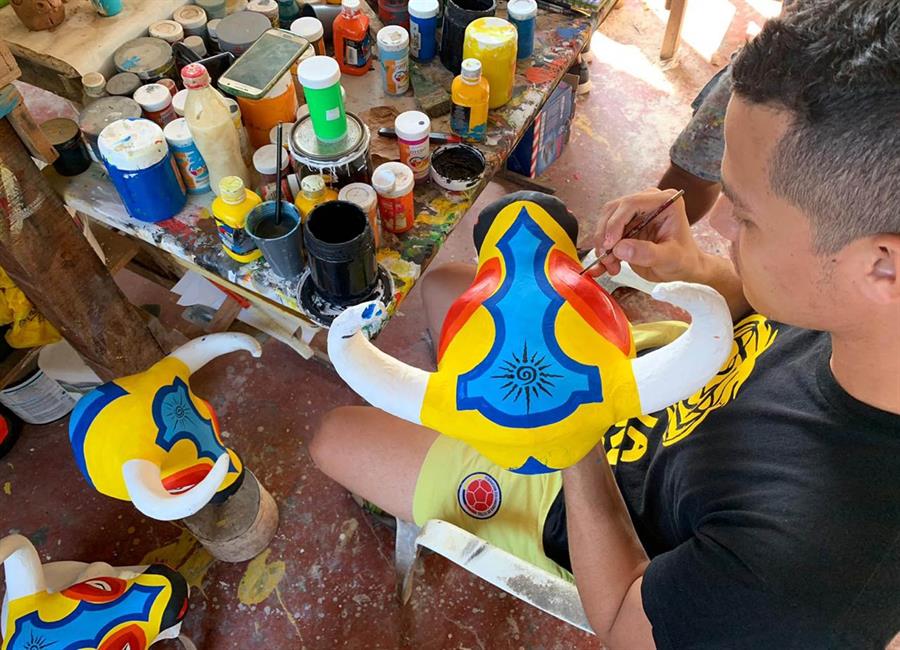 Un artesano haciendo máscaras del Carnaval de Barranquilla en Galapa. EFE