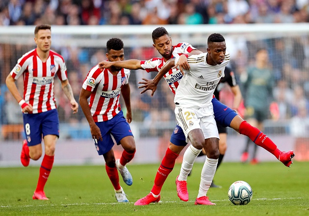 Los jugadores brasileños Vinícius Jr. (d) del Real Madrid y Renan Lodi del Atlético de Madrid, disputan un balón. Foto:EFE