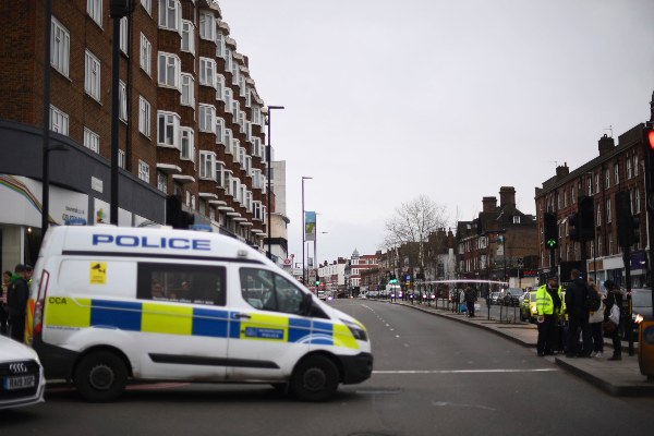 La policía asistió a la escena después de un incidente en Streatham, Londres. FOTO/AP