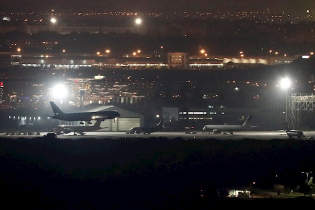 Según el Sindicato Español de Pilotos de Líneas Aérea (Sepla), el aparato perdió piezas del tren de aterrizaje, que entraron en el motor izquierdo, por lo que tuvo que permanecer en torno a tres horas quemando combustible, antes de aterrizar.