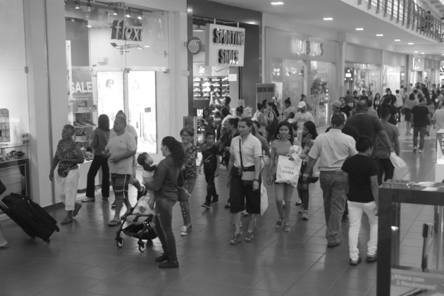  Hay que generar una clase media productiva con capacidad de comprar los productos en el mercado, de tal manera que la demanda interna aumente y la economía en general pueda crecer. Foto: Víctor Arosemena. Epasa.